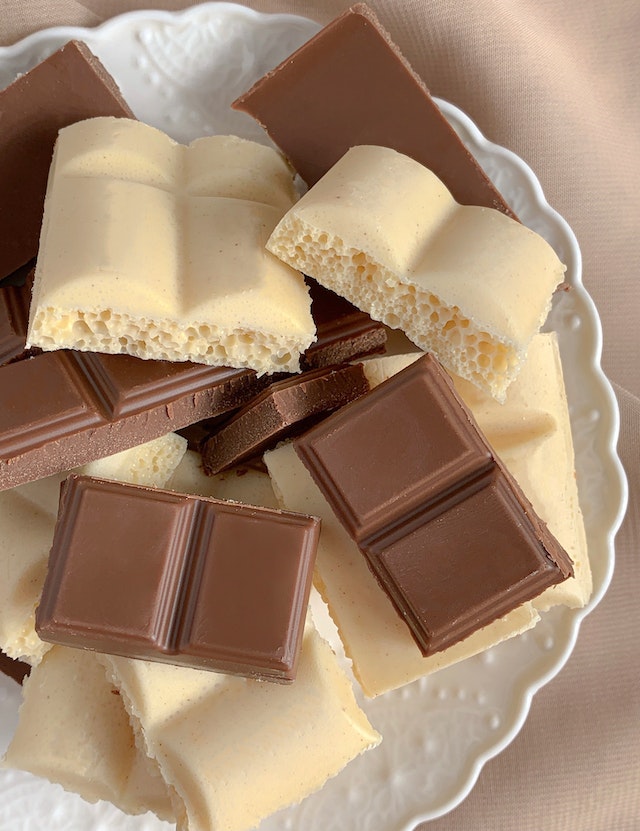 Nostalgische lekkernijen: de verborgen verhalen achter snoepjes van vroeger